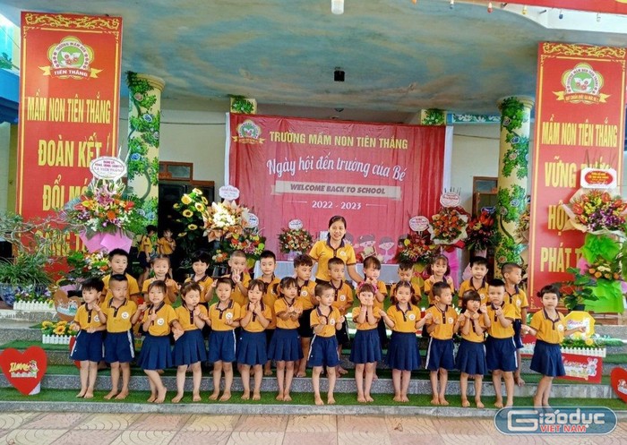 Cô giáo Ngô Thị Trang luôn gương mẫu đi đầu, trách nhiệm với công việc (Ảnh: NVCC)