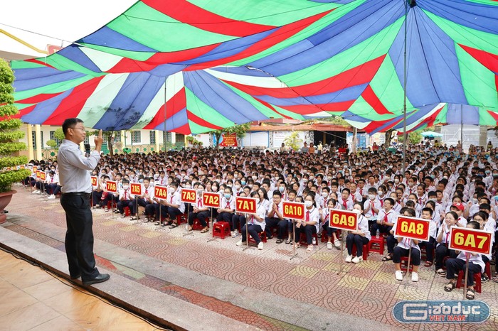 Cuộc trò chuyện giữa thầy Nguyễn Thành Nhân đã chạm tới trái tim của các em học sinh Trường Trung học cơ sở Lương Khánh Thiện (Ảnh: LT)