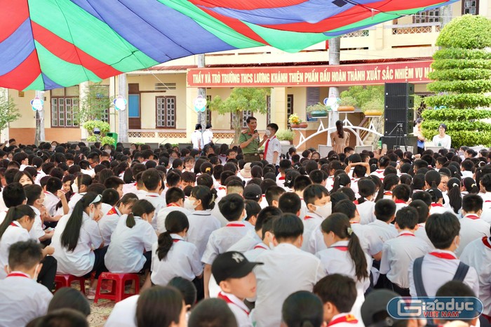 Các em học sinh Trường Trung học cơ sở Lương Khánh Thiện (quận Kiến An, Hải Phòng) được trang bị kiến thức về an toàn giao thông, an ninh mạng (Ảnh: LT)