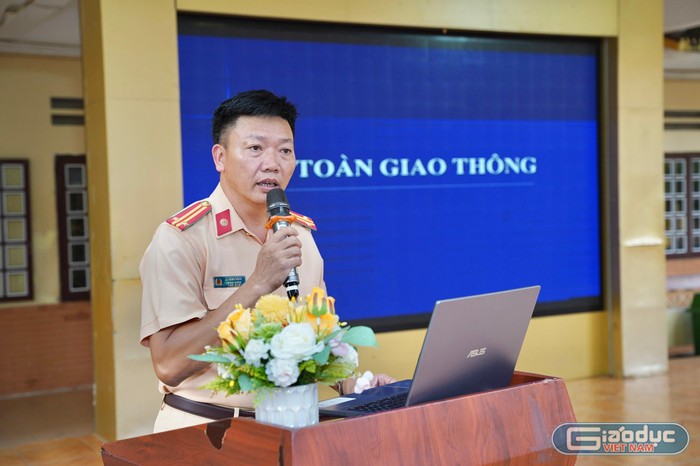 Ông Lê Hồng Đăng – Đội phó Đội Cảnh sát giao thông (Công an quận Kiến An) đã phổ biến các quy định của Luật Giao thông đường bộ (Ảnh: LT)