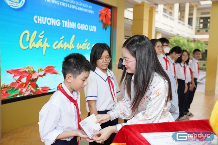 Em Nguyễn Thị Thạch Thảo trao tặng học sinh 60 suất quà ý nghĩa (Ảnh: LT)