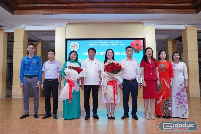Các đại biểu chụp ảnh lưu niệm với em Nguyễn Thị Thạch Thảo (Ảnh: LT)