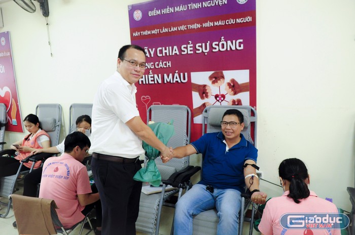 PGS. TS. Nguyễn Minh Đức – Phó Hiệu trưởng Nhà trường chung tay cổ vũ, động viên tinh thần những tình nguyện viên hiến máu (Ảnh: TK)