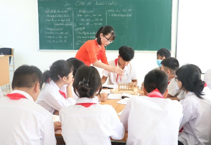 Cô giáo Nguyễn Thị Nam Phương hướng dẫn học sinh làm thí nghiệm trong giờ học môn Hóa (Ảnh: TT)