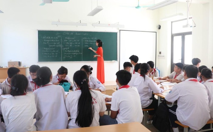 Cô giáo Phương luôn đổi mới phương pháp giảng dạy để tạo hứng thú cho học sinh học môn Hoá (Ảnh: TT)