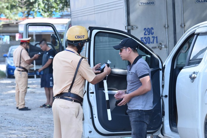 Lực lượng cảnh sát giao thông Hải Phòng kiểm tra chuyên đề nồng độ cồn với các tài xế xe tải (Ảnh: TK)