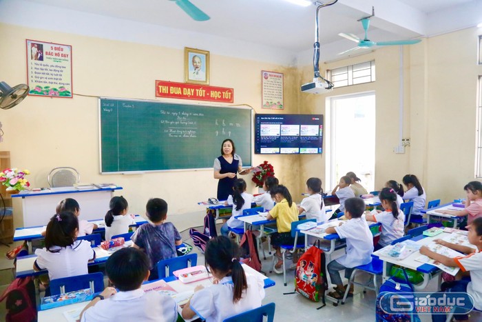 Cô giáo Nguyễn Thị Thu Hương, Phó hiệu trưởng Trường Tiểu học Tuấn Việt (huyện Kim Thành) đang dạy tăng thêm 13 tiết/tuần (Ảnh: LT)