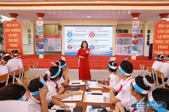 Tiết dạy “Thảo luận về sự ảnh hưởng của tốc độ trong an toàn giao thông” do cô giáo Nguyễn Thị Thu Thủy và các em học sinh lớp 7C1 Trường Trung học cơ sở Trần Phú thực hiện (Ảnh: LT)