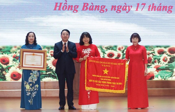 Lãnh đạo Uỷ ban nhân dân thành phố Hải Phòng trao thành phố trao Cờ thi đua và Bằng khen của Chính phủ cho tập thể, cá nhân (Ảnh: HT)