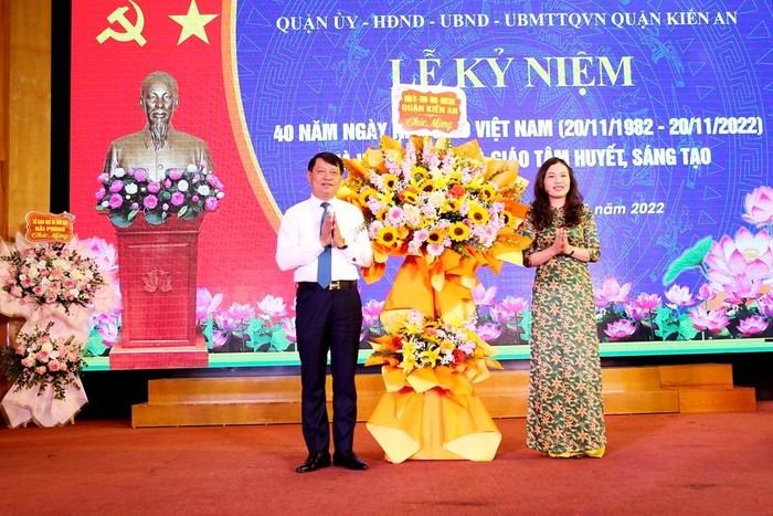 Ông Phạm Văn Khanh - Bí thư Quận ủy Kiến An tặng hoa chúc mừng tại Lễ kỷ niệm 40 năm Ngày Nhà giáo Việt Nam (Ảnh: CTV)