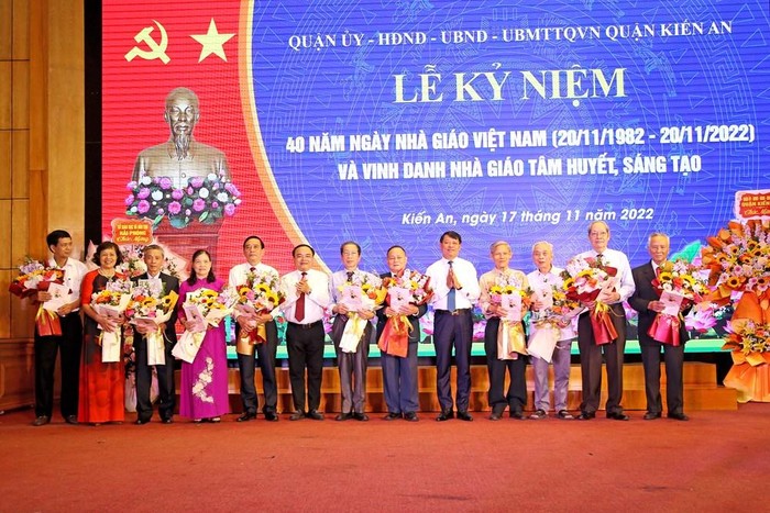 Các lãnh đạo quận Kiến An tặng hoa và quà cho các nhà giáo ưu tú (Ảnh: CTV)