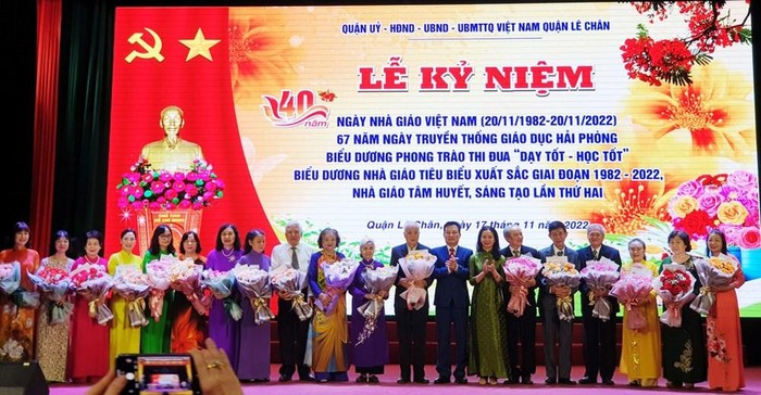 Lãnh đạo quận Lê Chân tặng hoa chúc mừng nguyên lãnh đạo Phòng Giáo dục và Đào tạo và các Nhà giáo ưu tú (Ảnh: HT)