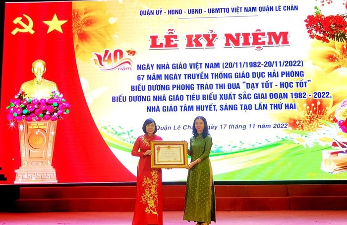 Bà Trần Thu Hương - Bí thư Quận ủy Lê Chân thừa ủy quyền của Chủ tịch nước trao Huân chương Lao động hạng Ba cho nhà giáo Lê Thúy Hạnh (Ảnh: HT)