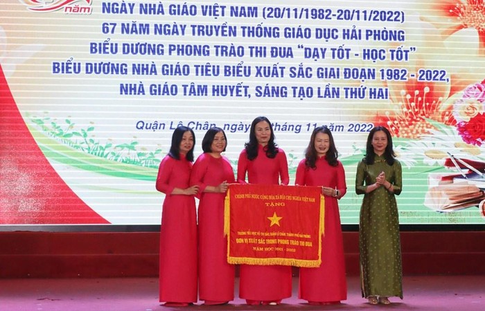 Bà Trần Thu Hương - Bí thư Quận ủy Lê Chân trao Cờ thi đua xuất sắc của Chính phủ cho Trường Tiểu học Võ Thị Sáu (Ảnh: HT)