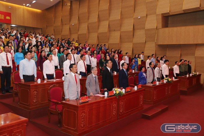 Các đại biểu thực hiện nghi lễ Chào cờ trong buổi Lễ kỷ niệm 40 năm ngày Nhà giáo Việt Nam 20/11 (Ảnh: Lã Tiến)