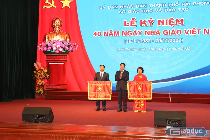 Phó Chủ tịch Uỷ ban nhân dân thành phố Lê Khắc Nam tặng Cờ thi đua của Uỷ ban nhân dân thành phố cho 2 tập thể (Ảnh: Lã Tiến)