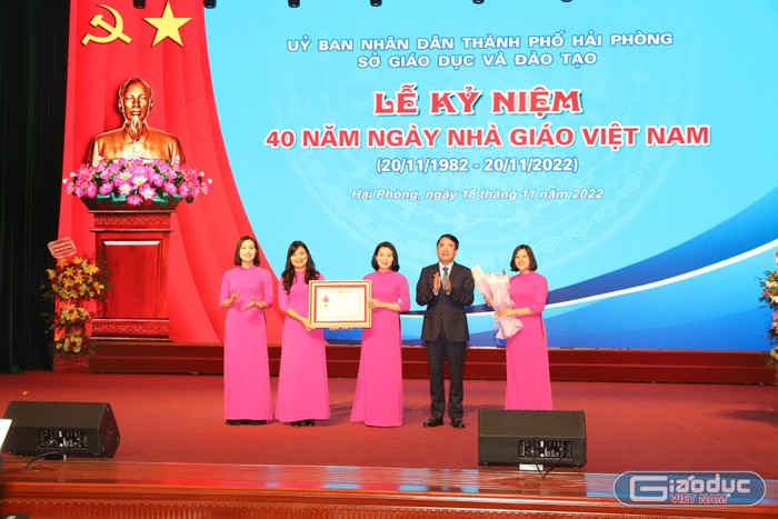 Phó Chủ tịch Uỷ ban nhân dân thành phố Lê Khắc Nam đã trao Huân chương Lao động Hạng Nhì cho Phòng Giáo dục Mầm non – Sở Giáo dục và Đào tạo thành phố.