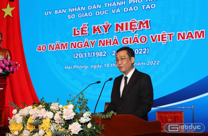 Ông Bùi Văn Kiệm - Giám đốc Sở Giáo dục và Đào tạo Hải Phòng nói lên suy nghĩ về nghề giáo tại lễ kỷ niệm 40 năm Ngày Nhà giáo Việt Nam (Ảnh: LT)