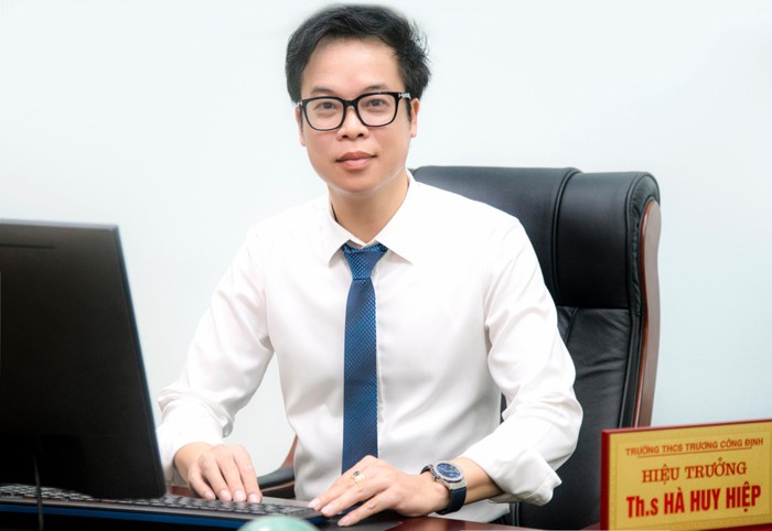 Thầy Hà Huy Hiệp- Hiệu trưởng trường Trung học cơ sở Trương Công Định (Ảnh: Lã Tiến)