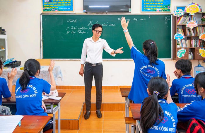 Thầy giáo Hà Huy Hiệp luôn sáng tạo trong việc nâng cao chất lượng giảng dạy, nhất là công tác mũi nhọn.(Ảnh: Lã Tiến)