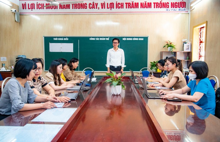 Thầy giáo Hà Huy Hiệp trao đổi phương pháp dạy học với Tổ giáo viên Tiếng Anh của Trường Trung học cơ sở Trương Công Định. (Ảnh: Lã Tiến)