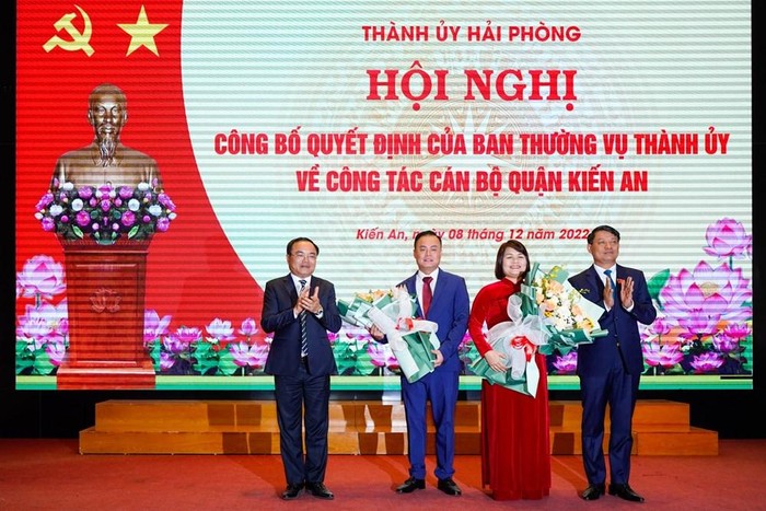 Lãnh đạo quận Kiến An tặng hoa chúc mừng tân Phó bí thư Quận uỷ (Ảnh: ĐT)