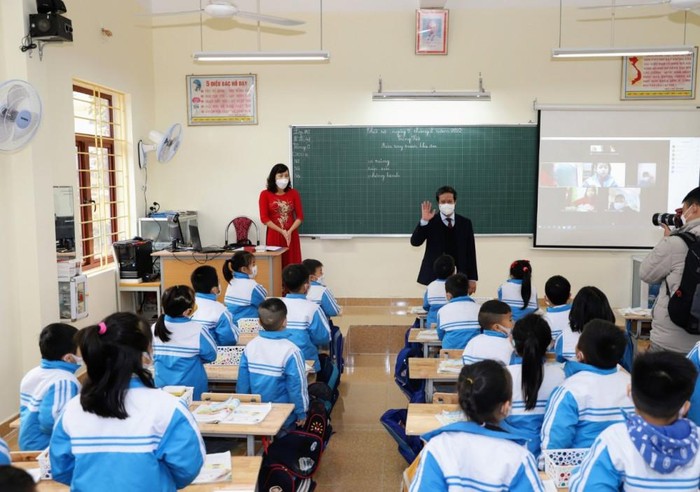 Bộ trưởng Bộ Giáo dục và Đào tạo Nguyễn Kim Sơn kiểm tra việc dạy và học trực tiếp tại Hải Phòng vào đầu tháng 2/2022 (Ảnh: CTV)