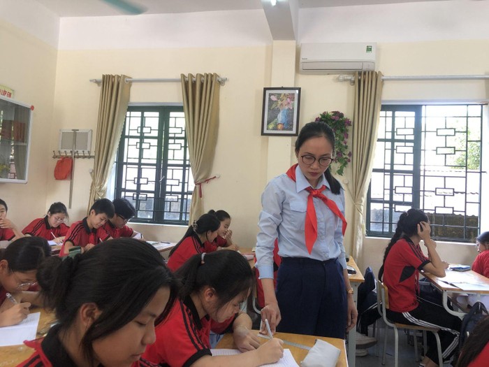 Cô giáo Vũ Huyền Thương cùng các em học sinh trong tiết học Âm nhạc (Ảnh: NVCC)