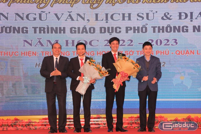 Lãnh đạo Sở Giáo dục và Đào tạo, quận Lê Chân tặng hoa các thầy thực hiện chuyên đề (Ảnh: LMT)