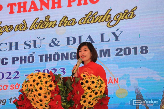 Cô giáo Lê Thị Minh Tâm – Hiệu trưởng Trường Trung học cơ sở Trần Phú phát biểu đề dẫn chuyên đề (Ảnh: LMT)