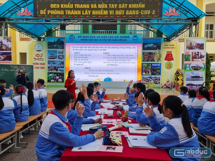 Cô giáo Lưu Thùy Vân và các em học sinh lớp 7A1 Trường Trung học cơ sở Đồng Hòa thực hiện tiết dạy minh hoạ. (Ảnh: Lã Tiến)