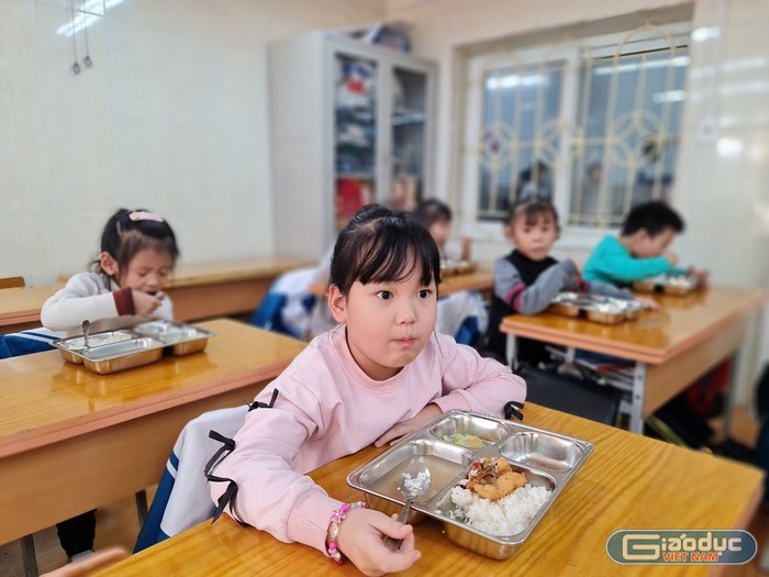 Chất lượng bữa ăn bán trú của học sinh tiểu học đang là vấn đề đáng lo ngại khi doanh nghiệp tham gia đấu thầu nấu ăn trong trường học. (Ảnh: Diệu Anh)