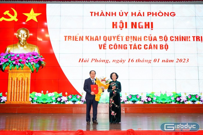 Bà Trương Thị Mai, Ủy viên Bộ Chính trị, Bí thư Trung ương Đảng, Trưởng ban Tổ chức Trung ương trao Quyết định cho ông Lê Tiến Châu (Ảnh: ĐT)
