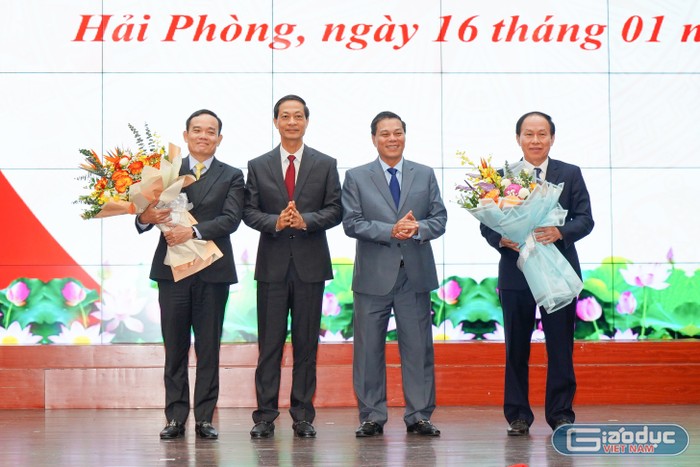 Lãnh đạo thành phố Hải Phòng tặng hoa chúc mừng tân Phó thủ tướng Trần Lưu Quang và tân Bí thư Thành uỷ Hải Phòng Lê Tiến Châu (Ảnh: ĐT)