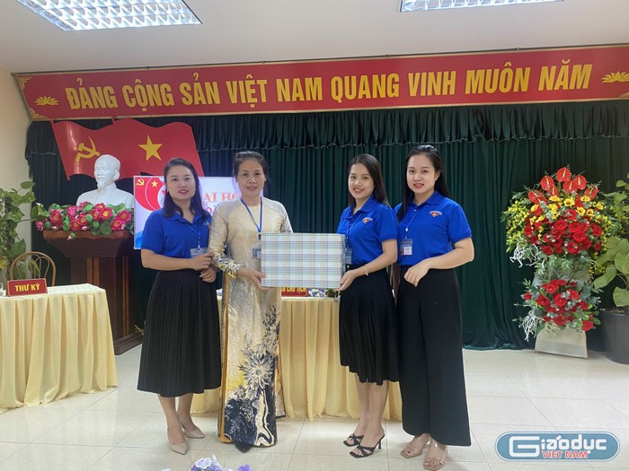 Cô giáo Hoàng Thuỳ Linh cũng tích cực tham gia các hoạt động từ thiện, tình nguyện chung sức cùng cộng đồng (Ảnh: ND)