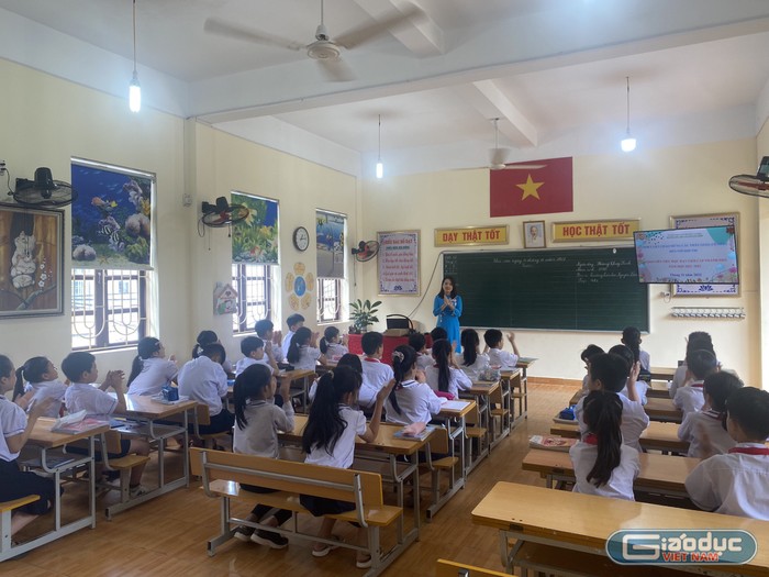 Cô Hoàng Thuỳ Linh mong muốn đóng góp công sức nhỏ bé để phát triển giáo dục huyện đảo (Ảnh: DA)