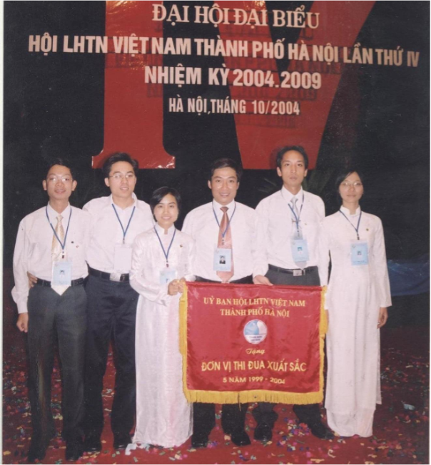 Bác sĩ Trần Bảo Khánh (ngoài cùng bên trái) có nhiều thành tích xuất sắc khi còn là sinh viên Trường Đại học Y Hà Nội (Ảnh: NVCC)