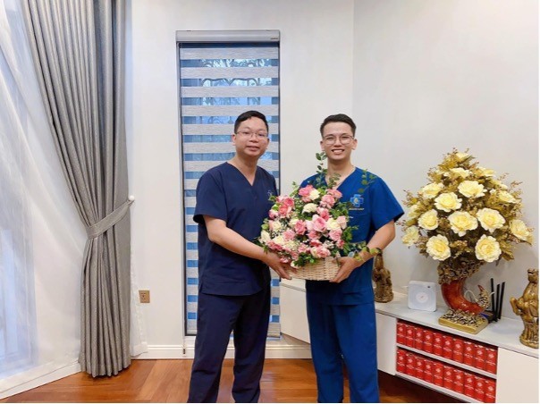 Bác sĩ Trần Bảo Khánh (bên trái) nhận quà sinh nhật từ học viên thuộc Ekip Thẩm mỹ Đại học Y (Ảnh: NVCC)