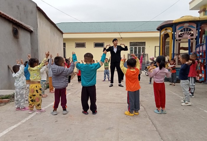 Thầy giáo Ngô Văn Bằng hướng dẫn các bé tập thể dục buổi sáng (Ảnh: Lan Anh)
