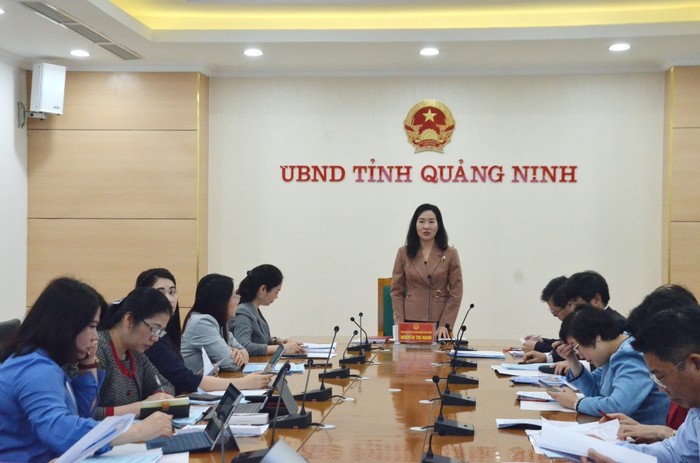 Bà Nguyễn Thị Hạnh - Phó chủ tịch Uỷ ban nhân dân tỉnh Quảng Ninh, Chủ tịch Hội đồng xét tặng phát biểu tại cuộc họp (Ảnh: CTV)