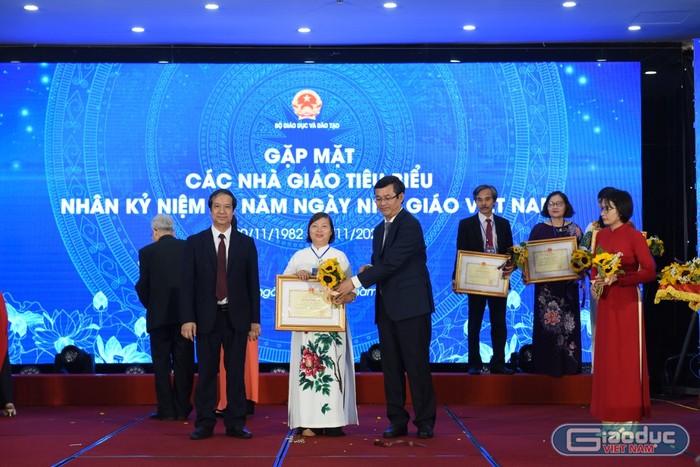 Nhà giáo Ưu tú Nguyễn Thị Thanh Hải nhận bằng khen của Bộ Giáo dục và Đào tạo nhân dịp kỷ niệm 40 năm Ngày Nhà giáo Việt Nam (Ảnh: NVCC)