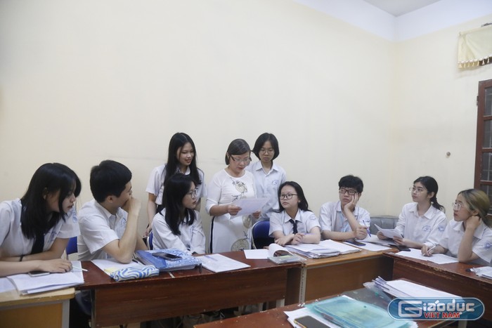 Mặc dù đã hết tuổi công tác, nhưng cô Hải vẫn dành hết tâm huyết cho đội tuyển học sinh giỏi tiếng Nga của trường chuyên Nguyễn Trãi (Ảnh: NVCC)