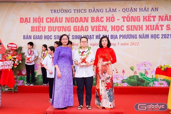 Cô giáo Nguyễn Thị Mai Hương (ngoài cùng bên phải) trao thưởng học sinh đạt thành tích xuất sắc (Ảnh: NVCC)