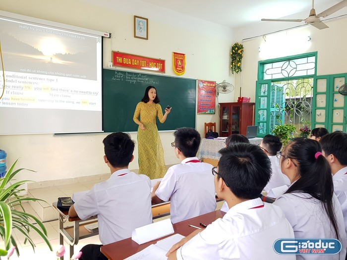 Cô giáo Vũ Thị Phượng thực hiện tiết dạy Language Focus tiếng Anh lớp 8, 9 theo định hướng phát triển năng lực của học sinh vào năm học 2018-2019 (Ảnh: Lã Tiến)