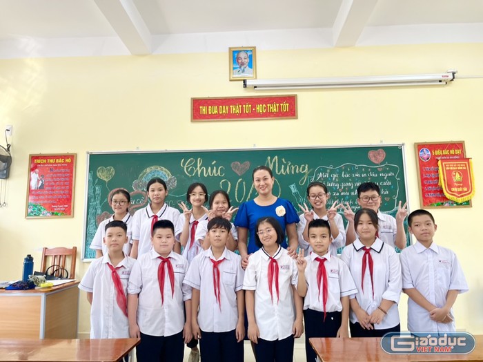 Cô giáo Vũ Thị Phượng cùng các em học sinh chụp ảnh lưu niệm (Ảnh: NVCC)