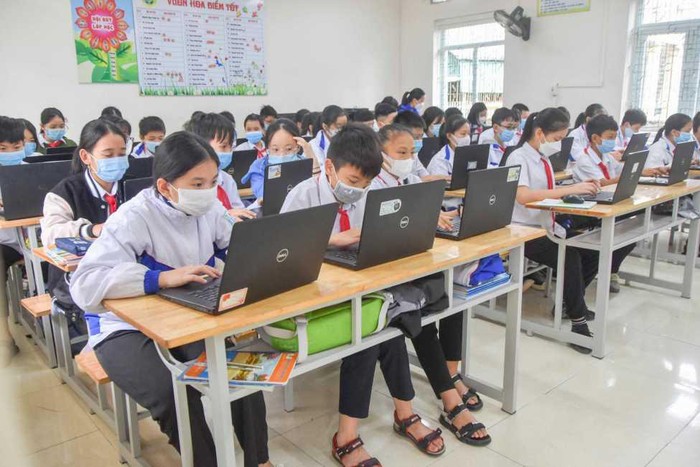 Học sinh Trường Tiểu học Trần Quốc Toản (thành phố Hạ Long) sử dụng máy tính trong một số bộ môn liên quan đến hình ảnh, mô hình đa chiều (Ảnh: Nhà trường cung cấp)