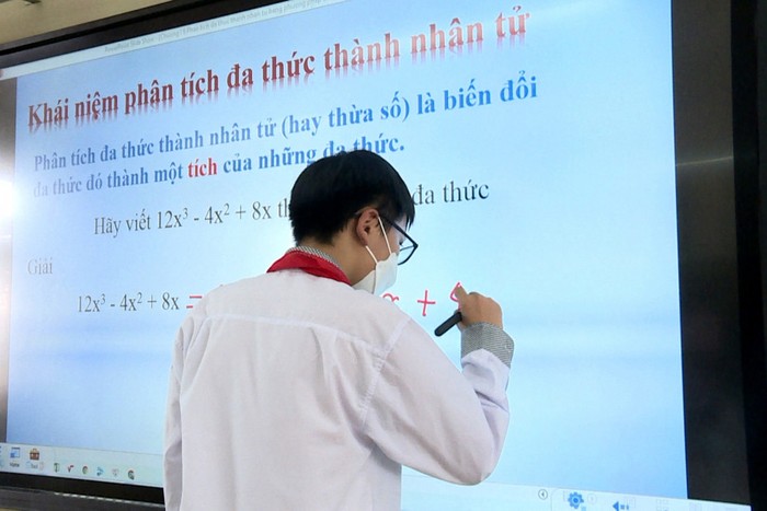 Học sinh Trường Trung học cơ sở Lê Văn Tám (thành phố Hạ Long, Quảng Ninh) chữa bài tập trên bảng thông minh (Ảnh: LT)