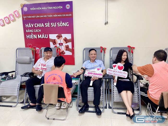 PGS.TS. Phạm Xuân Dương – Hiệu trưởng Trường Đại học Hàng hải Việt Nam tham gia hiến máu tình nguyện (Ảnh: CTV)