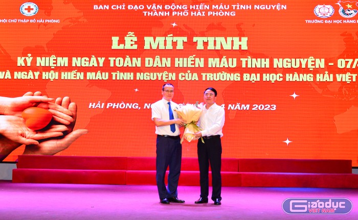 PGS.TS. Nguyễn Minh Đức – Phó Hiệu trưởng nhà trường nhận hoa từ Ban chỉ đạo vận động hiến máu tình nguyện thành phố (Ảnh: CTV)