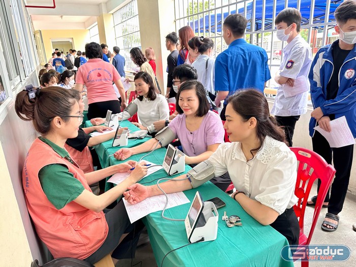 Đông đảo cán bộ, giảng viên, sinh viên đăng ký tham gia hiến máu